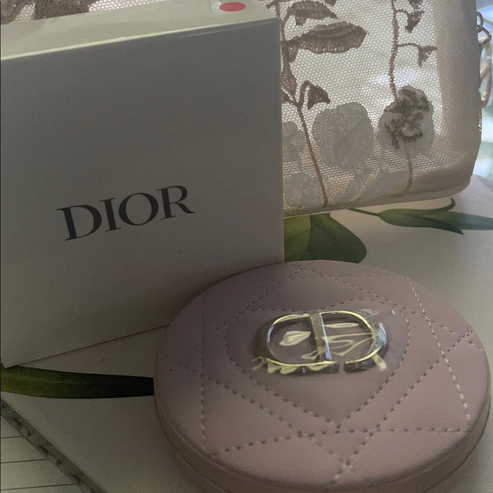 Dior Pink and Gold Cosmetic Collection - Picture 6 of 7